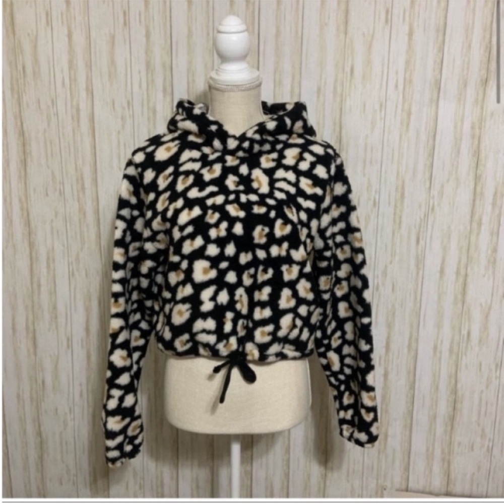 NWT Daisies fleece, Sherpa, teddy cropped hoodie with drawstring waist